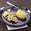 Qui a dit que le fromage ne pouvait pas se marier avec des mets plus nobles, comme la truffe ? A ses pommes de terre crémeuses, façon risotto, la Tête de Moine apporte un soupçon de sel, qui fond sur le palais comme du beurre.