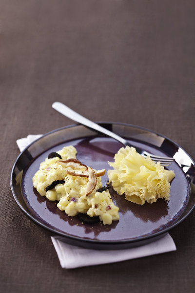 Qui a dit que le fromage ne pouvait pas se marier avec des mets plus nobles, comme la truffe ? A ses pommes de terre crémeuses, façon risotto, la Tête de Moine apporte un soupçon de sel, qui fond sur le palais comme du beurre.