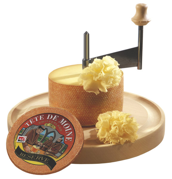 Inventée par Nicolas Crevoisier, la girolle fête en 2012 l’anniversaire de ses 30 printemps. Afin d’obtenir de fins copeaux de Tête de Moine, le mécanicien de son état à l’idée d’un système, de racler le fromage grâce à un mouvement rotatif.