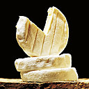 Pâte molle à croûte fleurie, la Tomme Vaudoise apparaît durant la deuxième moitié du XVIIème siècle. Produit fragile et de qualité, elle fait des merveilles, grâce à une texture crémeuse aux saveurs délicates. Pâte molle à croûte fleurie, la Tomme Vaudoise apparaît durant la deuxième moitié du XVIIème siècle. Produit fragile et de qualité, elle fait des merveilles, grâce à une texture crémeuse aux saveurs délicates.