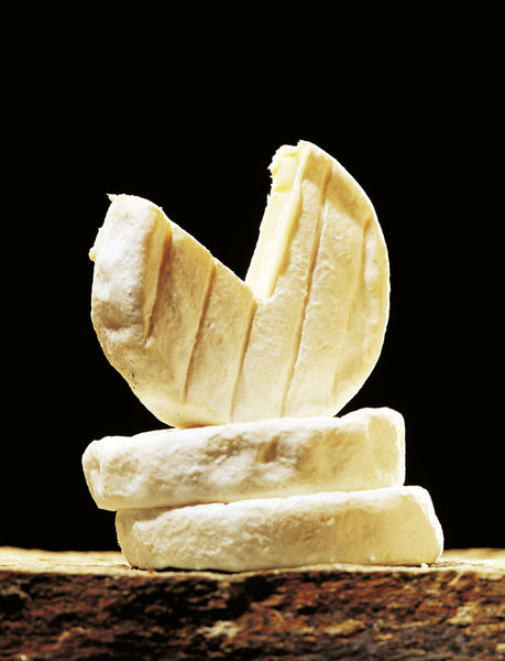 Pâte molle à croûte fleurie, la Tomme Vaudoise apparaît durant la deuxième moitié du XVIIème siècle. Produit fragile et de qualité, elle fait des merveilles, grâce à une texture crémeuse aux saveurs délicates.