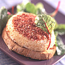 Une dégustation de fromage peut se contenter de peu de choses, comme nous le montre cette recette de Tomme Vaudoise simplement panée au bacon. Sur une bonne tranche de pain légèrement toastée, le fromage fond avec délicatesse dans une texture crémeuse. Une dégustation de fromage peut se contenter de peu de choses, comme nous le montre cette recette de Tomme Vaudoise simplement panée au bacon. Sur une bonne tranche de pain légèrement toastée, le fromage fond avec délicatesse dans une texture crémeuse.