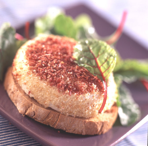 Une dégustation de fromage peut se contenter de peu de choses, comme nous le montre cette recette de Tomme Vaudoise simplement panée au bacon. Sur une bonne tranche de pain légèrement toastée, le fromage fond avec délicatesse dans une texture crémeuse.