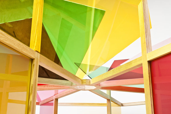 Le verre coloré Priva-Lite passe instantanément de l’état transparent à translucide et inversement !