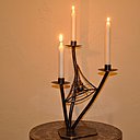 Si vous rêvez de recréer l’ambiance du manoir de la famille Addams, ce bougeoirs araignée est fait pour vous. Réalisé par Blandin pour A Little Market, l’objet se suffit à lui-même pour donner la chaire de poule.