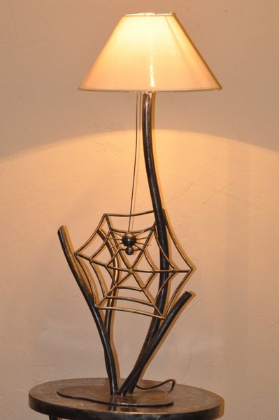Conçue par Blandin pour A Little Market, cette lampe araignée ne s’intègre peut-être pas à tous les intérieurs, mais elle en confère du style. En métal ciré noir, le luminaire joue avec l’éclairage, pour créer une ambiance hors norme digne d’un conte de fée.