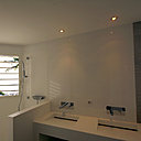 Dans cette salle de bains comme dans les 3 autres, les receveurs et parois de douches ainsi que les lavabos et meubles de lavabo sont aussi en Corian.