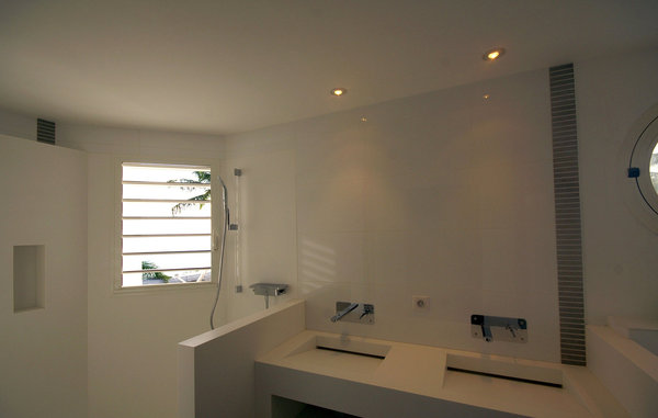 Dans cette salle de bains comme dans les 3 autres, les receveurs et parois de douches ainsi que les lavabos et meubles de lavabo sont aussi en Corian.