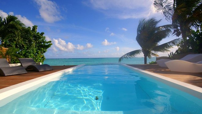 Le bassin de la piscine en DuPont TM Corian s’ouvre sur la mer, avec laquelle elle ne semble forme plus qu’un seul élément aquatique. Le bassin de la piscine en DuPont TM Corian s’ouvre sur la mer, avec laquelle elle ne semble forme plus qu’un seul élément aquatique.