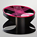 Sur une structure en polycarbonate, la chaise longue Bounce de Fenny Ganatra pour Property possède un siège de silicone en élastique tricoté. Reprenant l’idée d’une toile d’araignée, l’assise promet un confort d’exception.