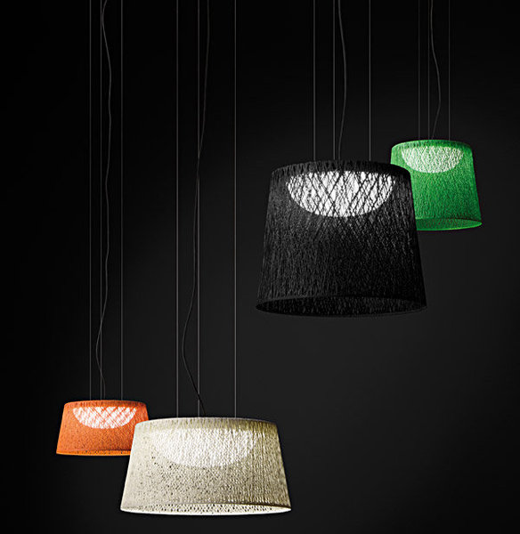 Pour l’extérieur ou l’intérieur, la série de luminaire « Wind » de Jordi Vilardell pour Property est conçu à partir d’une structure en fibre de verre avec un diffuseur en acrylique, dont la complexité visuelle évoque la toile d’araignée.