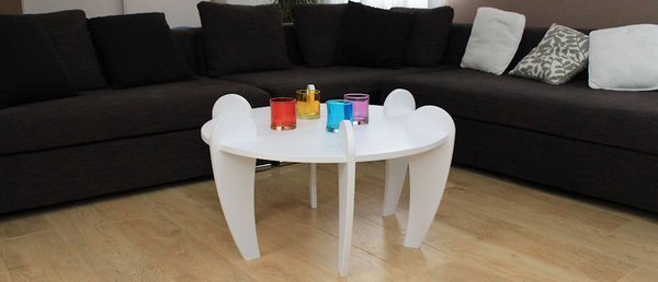 En noir ou blanc, cette table de six pieds au nom évocateur d’araignée est réalisée en panneau MDF pour Woodzilla. Simple à monter, il suffit d’encastrer les pieds dans les entailles du plateau. Arachnophobe s’abstenir !