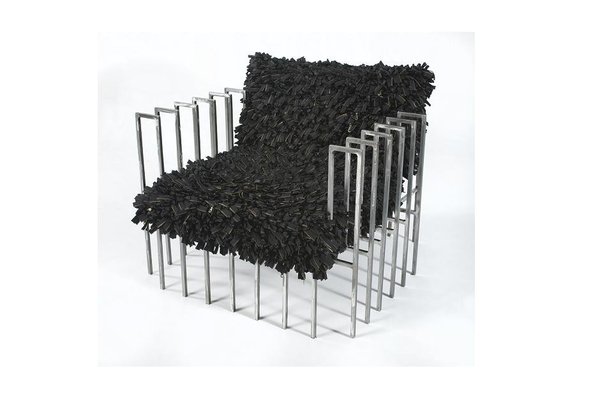 Avec ses coussins fabriqués en textiles recyclés, le fauteuil Spider de BRC Designs reprend l’idée d’un corps d’araignée plus vrai que nature, grâce au prolongement d’un piètement à l’image des pâtes de la bête.