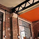 Le pilier en pierre existant s’accorde avec les encadrements de fenêtre repris à la chaux, et l’excroissance en brique a été aussi dégagée lors de la remise à nu des murs en brique. Le pilier en pierre existant s’accorde avec les encadrements de fenêtre repris à la chaux, et l’excroissance en brique a été aussi dégagée lors de la remise à nu des murs en brique.