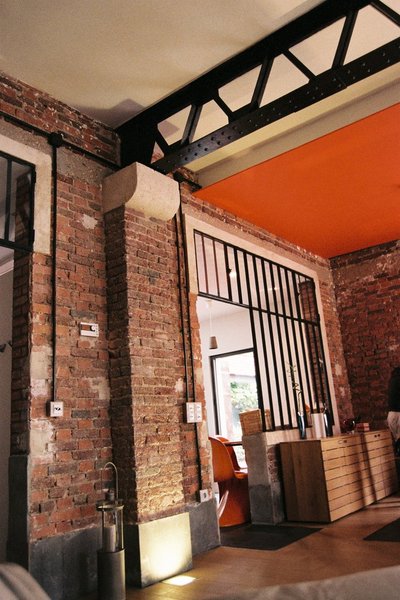 Le pilier en pierre existant s’accorde avec les encadrements de fenêtre repris à la chaux, et l’excroissance en brique a été aussi dégagée lors de la remise à nu des murs en brique.