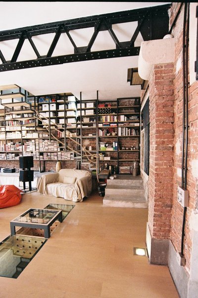 La fosse de l’ancien garage  pour réparer les voitures a été conservée et forme une cavité lumineuse dans le sol. Elle a été détournée en table d’appoint au ras du sol.