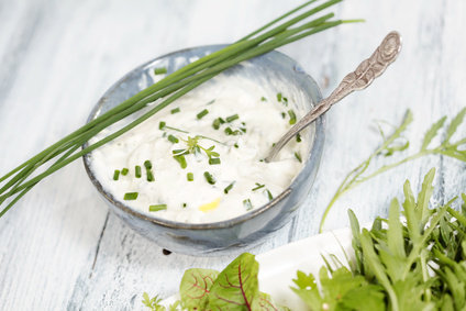 Sous sa forme de brins, la ciboulette permet d’apporter une touche décorative, en fermant aumônières et rouleaux de légumes. Mais elle s’émince également au-dessus d’un plat, conférant une saveur vivifiante pleine de fraîcheur.