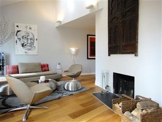 Un salon convivial qui s’articule autour de la cheminée et qui concilie tradition et modernité. Canapé, Caravane.