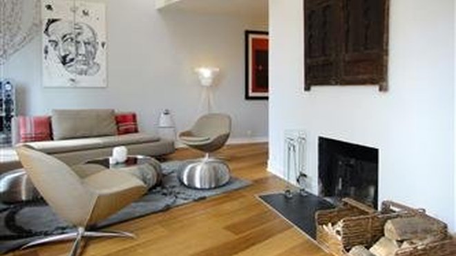 Un salon convivial qui s’articule autour de la cheminée et qui concilie tradition et modernité. Canapé, Caravane.