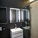 Pour les enfants et les invités, une salle de bains aménagée avec des éléments compacts gain de place et une recherche d’éclairages fonctionnels et parfaitement sécurisés (Réalisation Bain Douch Création).