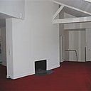 Le sol du salon, avant travaux, était nappé d’une moquette rouge bordeaux. Elle a été enlevée et remplacée par un parquet en chêne chaleureux et chic.