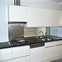 La cuisine, en l’état, n’a pas subi de profondes transformations. Rénover, c’est aussi savoir tirer partie de l’existant, en conservant ce qu’il peut l’être.