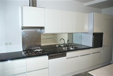 La cuisine, en l’état, n’a pas subi de profondes transformations. Rénover, c’est aussi savoir tirer partie de l’existant, en conservant ce qu’il peut l’être.