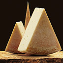 Fromage AOC depuis 2003, la raclette du Valais se distingue par une saveur aux tonalités florales, fondant sur le palais dans une texture laiteuse pleine de fraîcheur.