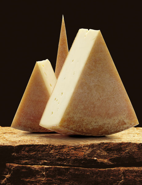 Fromage AOC depuis 2003, la raclette du Valais se distingue par une saveur aux tonalités florales, fondant sur le palais dans une texture laiteuse pleine de fraîcheur.