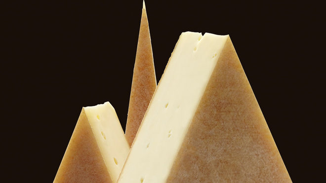 Fromage AOC depuis 2003, la raclette du Valais se distingue par une saveur aux tonalités florales, fondant sur le palais dans une texture laiteuse pleine de fraîcheur.