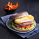 Revisitez le burger avec le fromage suisse AOC la Raclette du Valais. Son généreux fondant enveloppe une bonne pièce de viande haché. Même les frites de pomme de terre sont substituées au profit de la patate douce, au léger goût sucré.