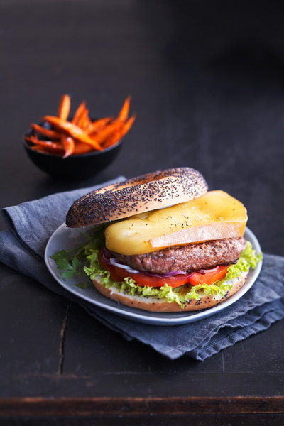 Revisitez le burger avec le fromage suisse AOC la Raclette du Valais. Son généreux fondant enveloppe une bonne pièce de viande haché. Même les frites de pomme de terre sont substituées au profit de la patate douce, au léger goût sucré.