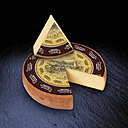 D’une texture moelleuse et fondante en bouche, le Vacherin Fribourbeois joue sur des notes intenses de noisette, qui lui assure un succès sur le plateau de fromage.