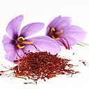 D’une jolie couleur jaune d’or, le safran est un produit de qualité, considéré comme l’épice la plus chère au monde. Son goût mielleux aux notes métallisées lui permet de s’associer à des plats salés ou sucrés, en assaisonnement ou colorant.