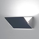 Conçue par la designer Charlotte Perriand, l’applique à volet pivotant se veut une vision moderne de l’éclairage, dans un esprit international. De style industriel, son volet en métal permet de moduler la lumière, selon les besoins du moment.