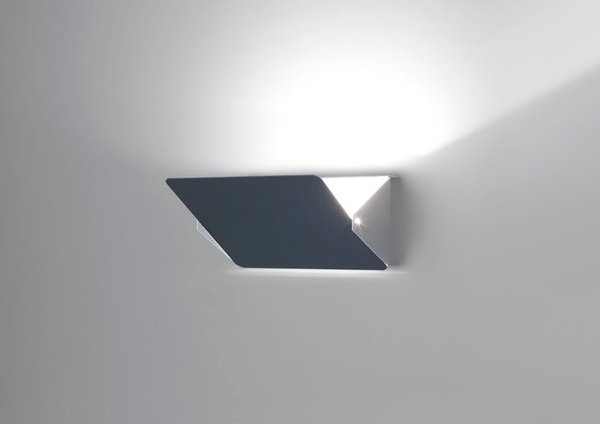 Conçue par la designer Charlotte Perriand, l’applique à volet pivotant se veut une vision moderne de l’éclairage, dans un esprit international. De style industriel, son volet en métal permet de moduler la lumière, selon les besoins du moment.