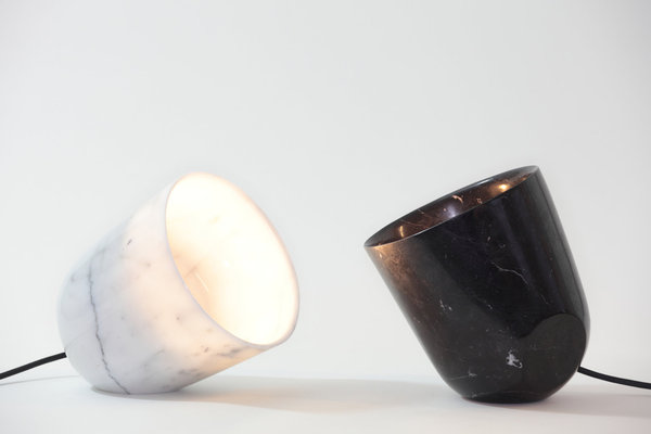 Lampe en marbre noir ou blanc Orbit Spot par le duo de designersA+A Cooren pour Ymer&Malta.