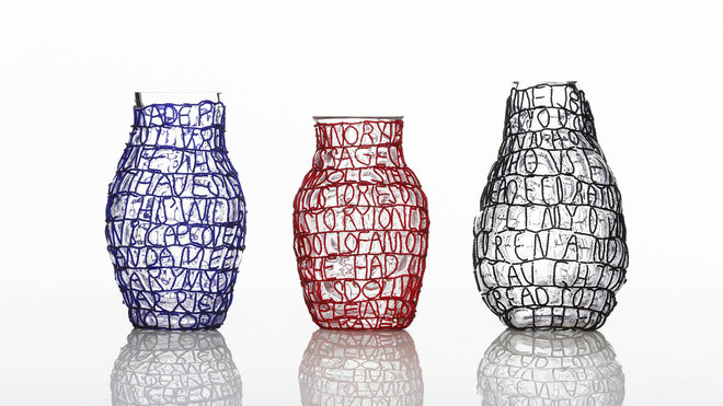 En perles tressées, les « Story Vases » par les designers suédois « Front » et le collectif des femmes sud-africaines Siyazama. Une édition limitée pour Editions in Craft. En perles tressées, les « Story Vases » par les designers suédois « Front » et le collectif des femmes sud-africaines Siyazama. Une édition limitée pour Editions in Craft.