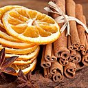 Provenant de l’écorce du cannelier de Ceylan, la cannelle confère à la cuisine son parfum chaleureux, comme une madeleine de Proust rappelant les fêtes de fin d’année. Jouant sur des notes amères et sucrées, l’épice se plaît à s’exprimer dans le contraste.