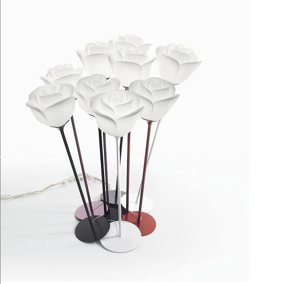 BABY LOVE – MYYOUR. Lampadaire reprenant l’image stylisée de la rose. Design de Moredesign. Corolle en poleasy®, nouveau polyéthylène réglant le problème des microporosités de surface. Coloris du socle : blanc, noir, rouge, fuchsia et jaune. Disponible en 2 hauteurs.