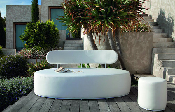 BLISS - NOW’S HOME®. Canapé blanc en aluminium et en tissu Sumbrella. Dimensions : 181 x 98 x H 81 cm. Le bout de canapé blanc en aluminium et en tissu Sumbrella. Dimensions : 37 x H 42 cm.