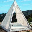 BORNEO - NOW’S HOME®. A l’abri du soleil et des regards pour cette tente blanche avec coussins blancs. Structure en fibre tressée aluminium pour la tente et en Sunbrella (mousse à séchage rapide) pour les coussins déhoussables. Unique coloris. Dimensions : L 222 x  l 222 x H 268 cm.