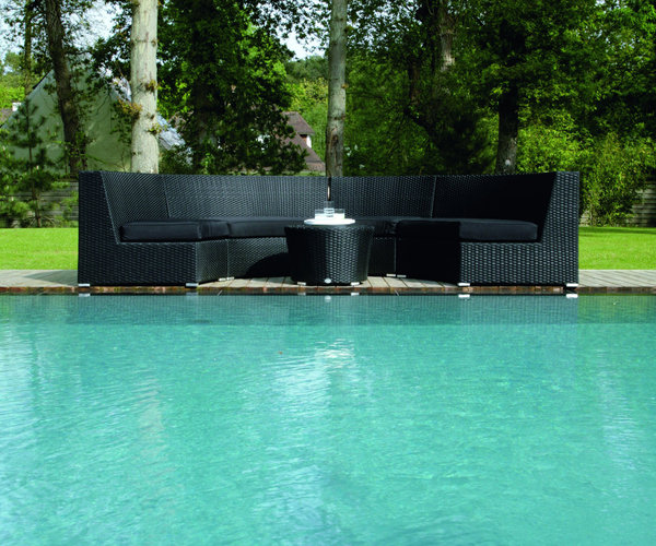 CAP COD - NOW’S HOME®. Sobriété et élégance pour cet ensemble canapé, fauteuil, table. Fibre tressée noire, structure aluminium, piétement inox. Coussins déhoussables. Modèle incurvé. Dimensions d’une place avec coussin noir : L 103 x P 84 x H80 cm. Dimensions du 2 places : L 170 x P84 x H 80 cm. Table basse ronde avec plateau en verre noir. Diamètre. 65 x H 41 cm.