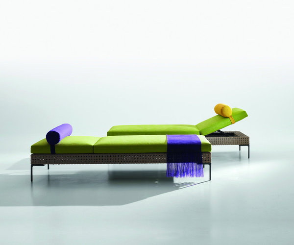 CHARLES - B&B ITALIA. Chaise longue aux lignes pures du designer Antonio Citterio. Dossier relevable. Structure tubulaire en aluminium. Piétement de peinture bronze nickel. Revêtement en tressé polypropylène brun. Coussin en polyuréthane recouvert de tissu polyester imperméable. Large gamme de coloris. Dimensions : L 202 x l 82 x H 40 cm.