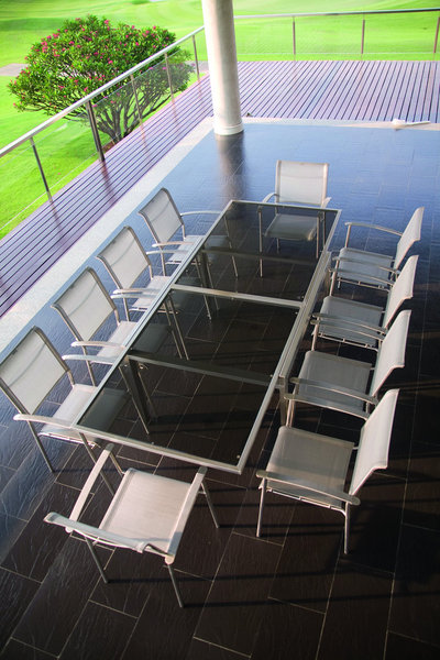 GAMME A - ALEXANDER ROSE. Table extensible designée par Alexander Rose. Structure inox brossé, verre trempé (noir ou taupe). Dimensions  H 745 x L 1200 - 2400