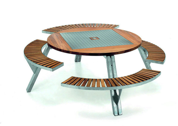 GARGANTUA – EXTREMIS. Un « tout en un »… pour 8 à 12 personnes du designer Dirk Wynants. En acier inoxydable et en Iroko.  Quatre bancs réglables en hauteur. Possibilité de dossiers. Le parasol très esthétique Inumbra viendra compléter avec élégance cet ensemble. Coussins en Sunbrella : blanc, taupe ou noir. Ce mobilier nécessite un espace de 4 m².