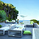 KAMA – EGO. Un ensemble composé de fauteuil, canapé et table basse du designer Benjamin Ferriol, pour une ambiance cosy. Fauteuil : structure en aluminium recouvert d’une laque argent. Coussins en vinyl imputrescible, traité anti-UV. Large gamme de coloris pour la structure et les coussins. Dim. Fauteuil : l 85 cm x Prof 88 cm x H 75 cm - Assise : H 37 cm  Table : structure en aluminium recouvert d'une laque argent. Plateau finition ''givrée''. Se décline dans 3 versions : plateau et structure blanc, cuivre