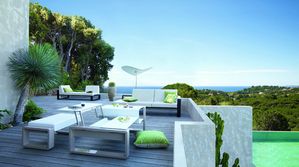 KAMA – EGO. Un ensemble composé de fauteuil, canapé et table basse du designer Benjamin Ferriol, pour une ambiance cosy. Fauteuil : structure en aluminium recouvert d’une laque argent. Coussins en vinyl imputrescible, traité anti-UV. Large gamme de coloris pour la structure et les coussins. Dim. Fauteuil : l 85 cm x Prof 88 cm x H 75 cm - Assise : H 37 cm  Table : structure en aluminium recouvert d'une laque argent. Plateau finition ''givrée''. Se décline dans 3 versions : plateau et structure blanc, cuivre