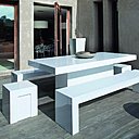 KUBE - NEW’S HOME®. Blancheur éclatante pour cet ensemble table, banc et tabouret. Matériaux : fiberstone (mélange de résine, fibre de verre et poudre de pierre). Dimensions : Table rectangulaire : L 200 x l 100 x H 77 cm et Banc  L 200 x l 40 x H 45 cm. Table carrée : 100 x  100 x H 77 cm. Tabouret : 40 x 40 x H 45 cm. Possibilité de coussins.