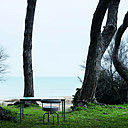 LC 10P  OUTDOOR – CASSINA. Le style immortel de grande élégance de Le Corbusier. Matériaux et finitions conçus pour le maximum de résistance aux facteurs climatiques de plein air. Table haute ou basse, carrée ou rectangulaire. Structure en acier prétraité et peint en noir. Piétement en acier inox brossé ou PVC noir. Plateau en cristal ou verre trempé, ép. 15 mm. Dim. 140 x 140 x 70 ou 33cm - 120 x 80 x 70 ou 33 cm - 70 x 70 x 33 cm.